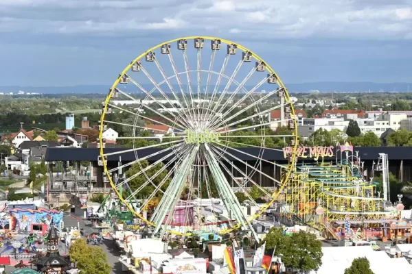 Dürkheimer Wurstmarkt 2026 in Bad Dürkheim mit Fahrgeschäften, Lichtern und Volksfest-Atmosphäre