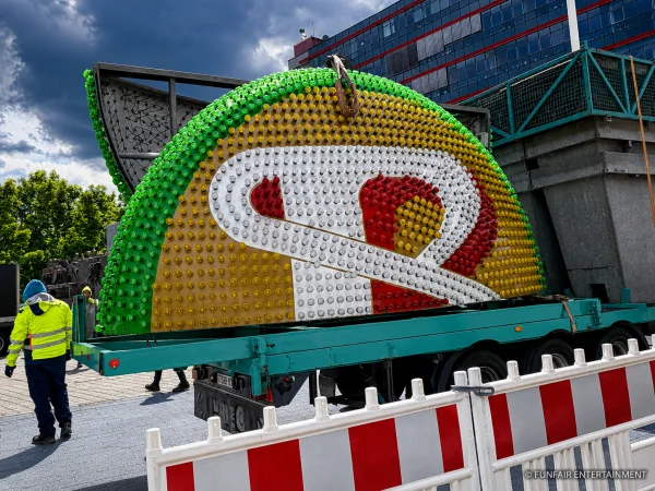 Aufbau der Sterkrader Fronleichnamskirmes 2026 mit angekommenem Bellevue-Riesenrad von Oscar Bruch jr. in Oberhausen-Sterkrade
