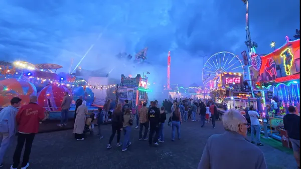 Beleuchtete Fahrgeschäfte und Buden auf dem Himmeroder und Prümer Wall während der Rheinbacher Herbstkirmes