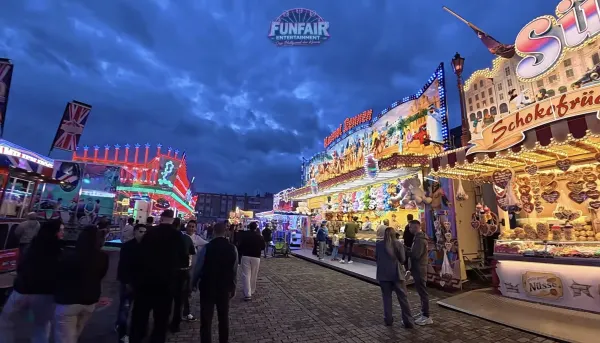 Delbrücker Katharinenmarkt 2026 mit Kirmesfahrgeschäften und beleuchteter Innenstadt