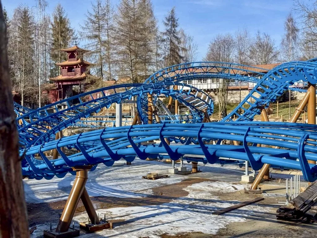 Freizeitpark Plohn 2026 mit der Weltneuheit Dønnervind, blauen Schienen, Wasserachterbahn und Mack Rides Launch-Technik