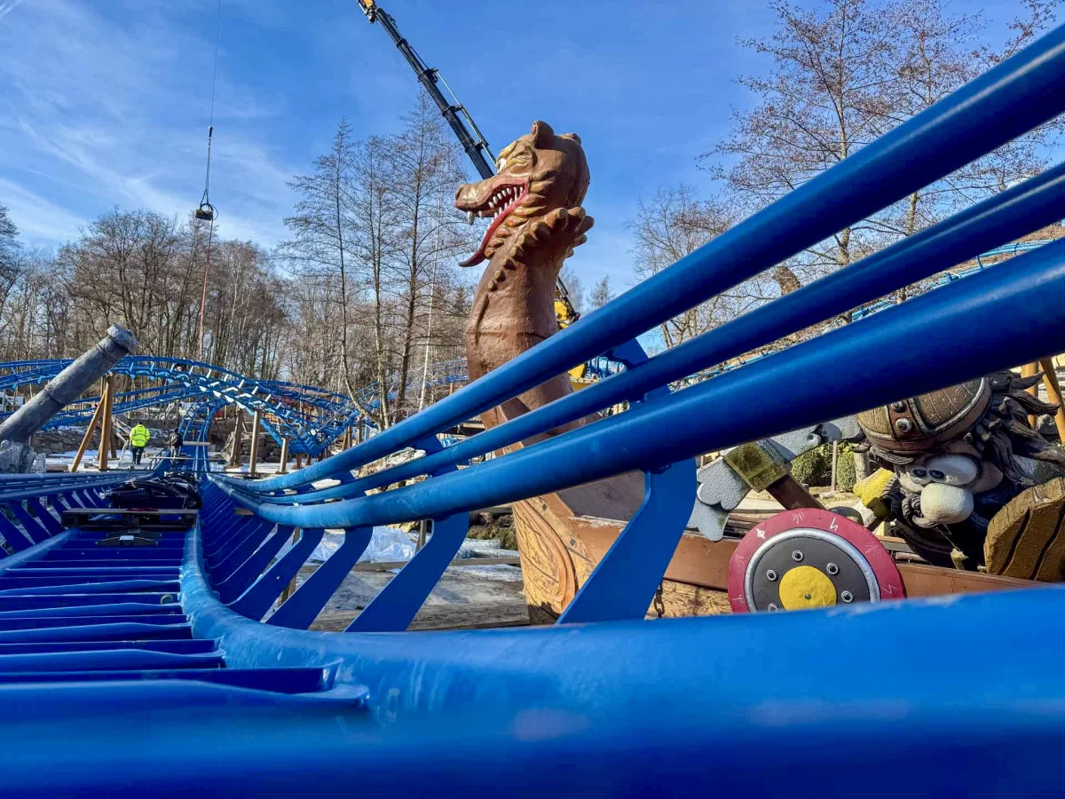 Freizeitpark Plohn 2026 mit der Weltneuheit Dønnervind, blauen Schienen, Wasserachterbahn und Mack Rides Launch-Technik