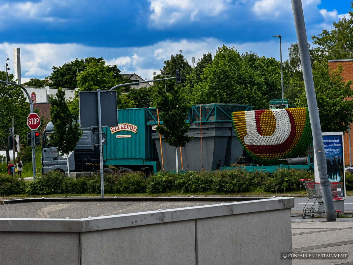 Sterkrader Fronleichnamskirmes 2026 Aufbau mit Wohnwagen, Packwagen, Bellevue-Riesenrad von Bruch und weiteren Schaustellerfahrzeugen