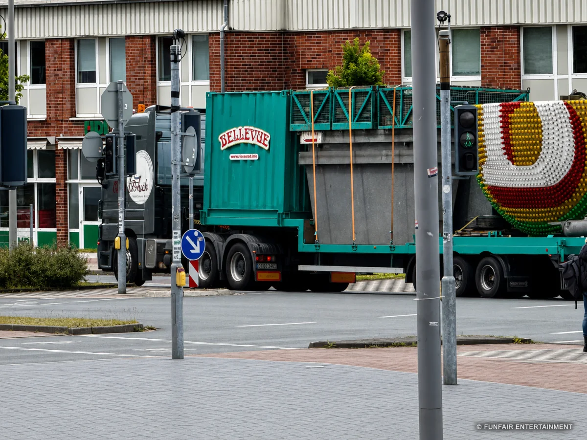 Sterkrader Fronleichnamskirmes 2026 Aufbau mit Wohnwagen, Packwagen, Bellevue-Riesenrad von Bruch und weiteren Schaustellerfahrzeugen