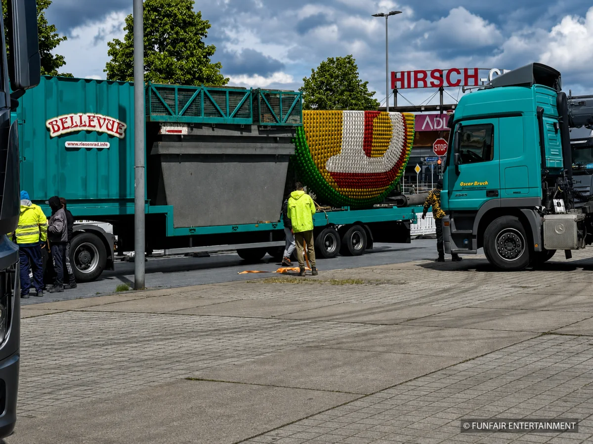 Sterkrader Fronleichnamskirmes 2026 Aufbau mit Wohnwagen, Packwagen, Bellevue-Riesenrad von Bruch und weiteren Schaustellerfahrzeugen