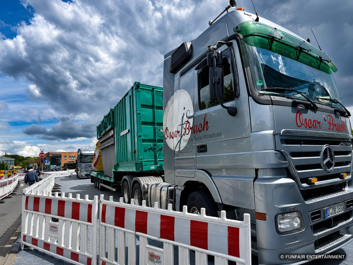 Sterkrader Fronleichnamskirmes 2026 Aufbau mit Wohnwagen, Packwagen, Bellevue-Riesenrad von Bruch und weiteren Schaustellerfahrzeugen