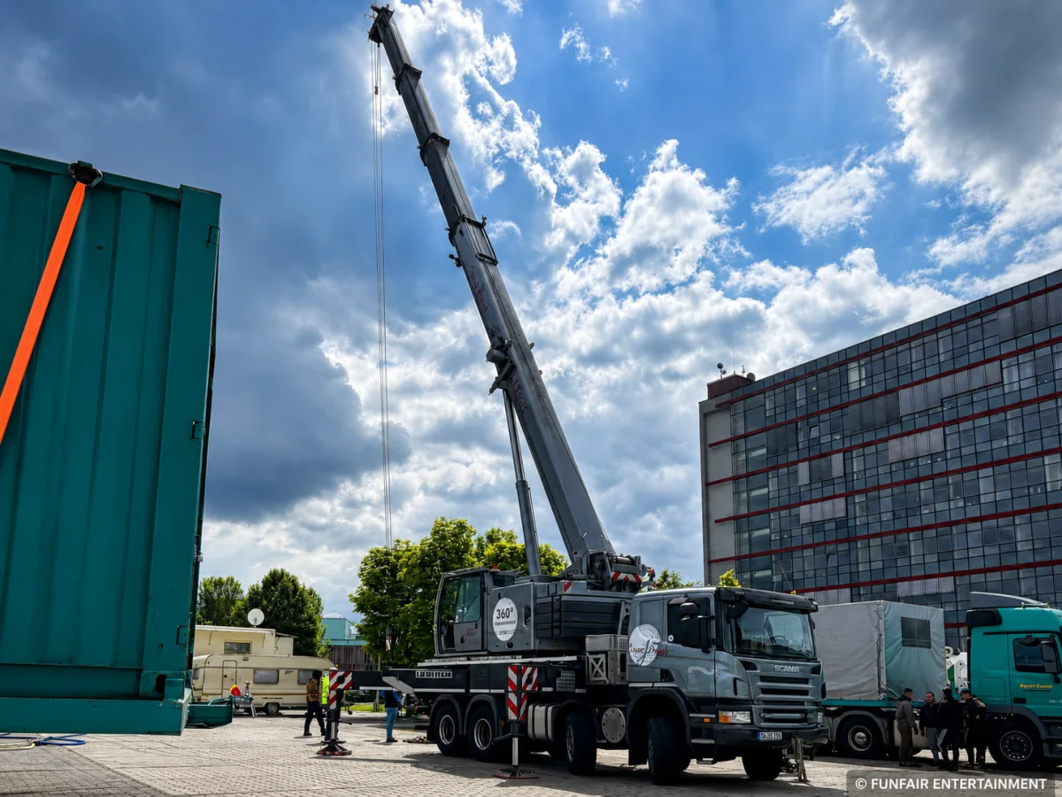 Sterkrader Fronleichnamskirmes 2026 Aufbau mit Wohnwagen, Packwagen, Bellevue-Riesenrad von Bruch und weiteren Schaustellerfahrzeugen