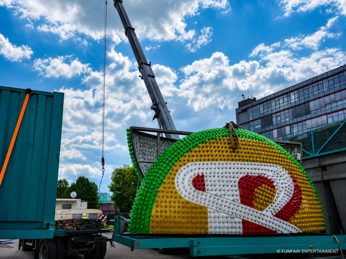 Sterkrader Fronleichnamskirmes 2026 Aufbau mit Wohnwagen, Packwagen, Bellevue-Riesenrad von Bruch und weiteren Schaustellerfahrzeugen