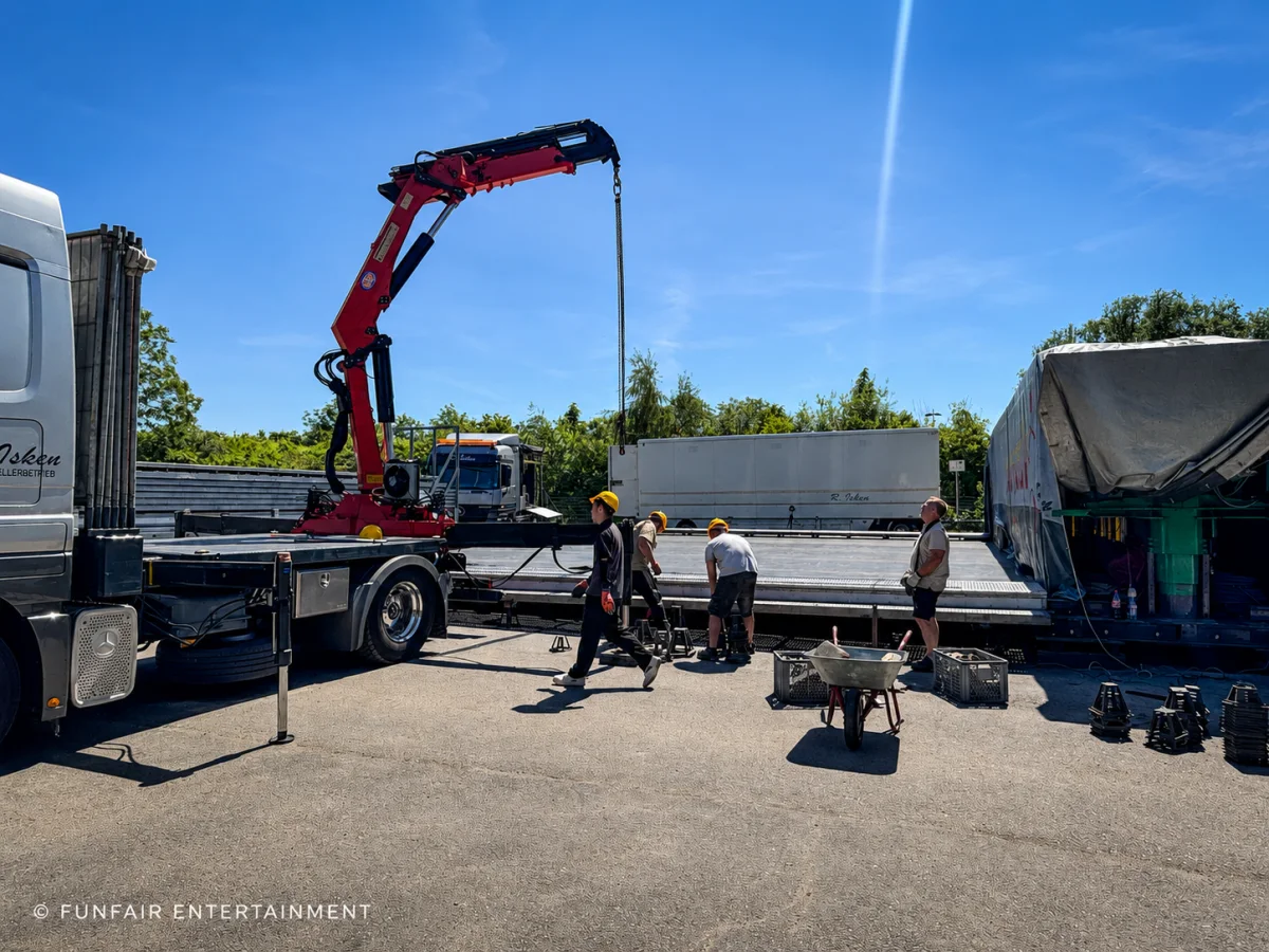 Number 1 von R. Isken: Autoscooter-Aufbau in Sterkrade gestartet